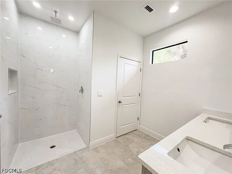 5028 W Tradewinds Cir — Photo 8