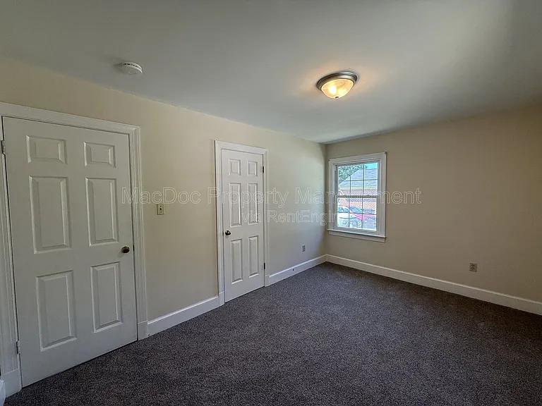 216 W Broaddus Ave — Photo 12