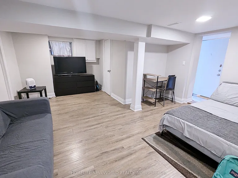 276 Montrose Ave #BASEMENT — Photo 4