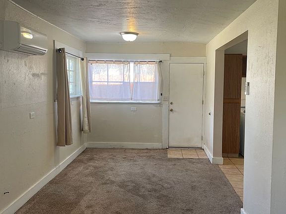 4th image of 1529 1/2 Oak St