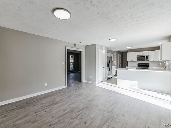 3rd image of 125 Mosswood Ct