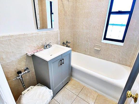 5th image of 79 Avenue O APT D7