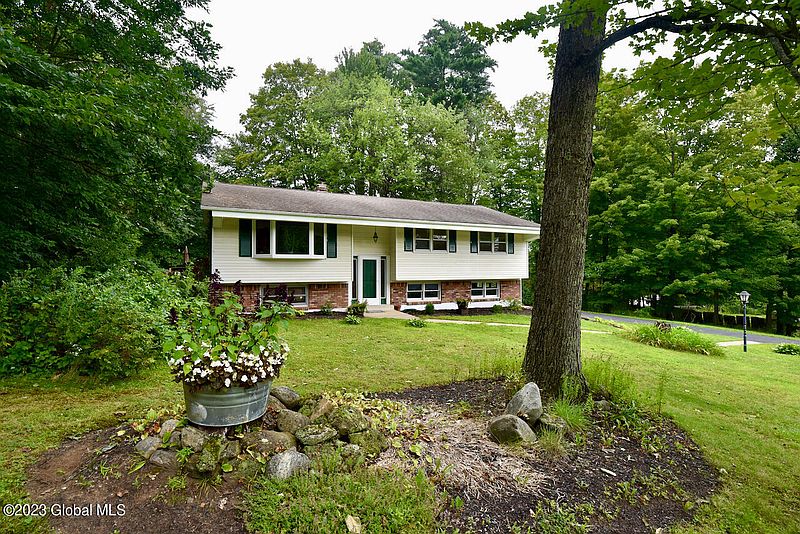 3rd image of 5 Annacrest Drive