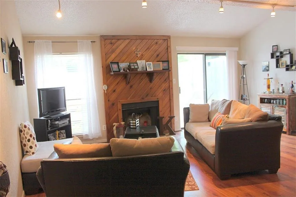 2 bed, 2.5 bath, 1140 sqft, $2,500 — Photo 3