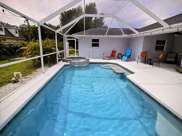 Screened lanai-heated pool & jacuzzi