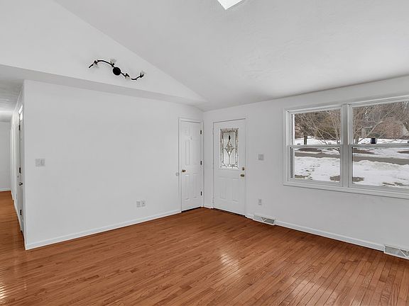 4th image of 10 Danbury Dr