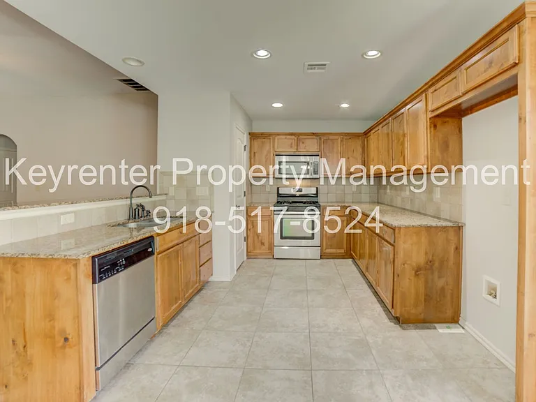 1911 W Canton Pl — Photo 13