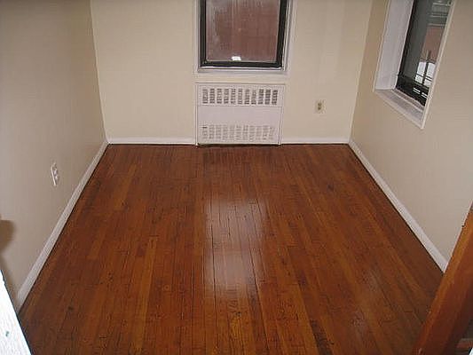 3rd image of 2534 Crescent St APT 4P