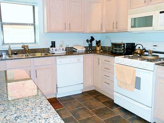 5th image of 11014 Detroit Ave APT 1