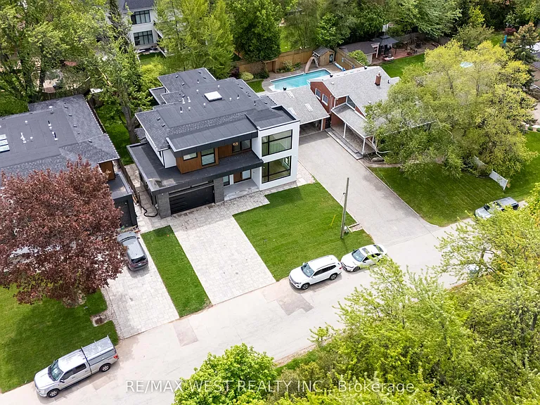 510 Wellington Cres — Photo 47