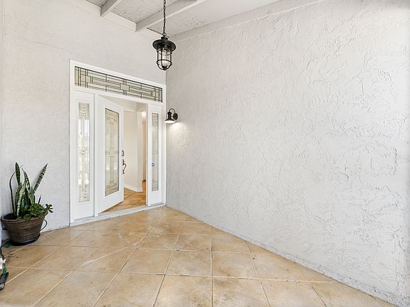 4th image of 262 Securidad St