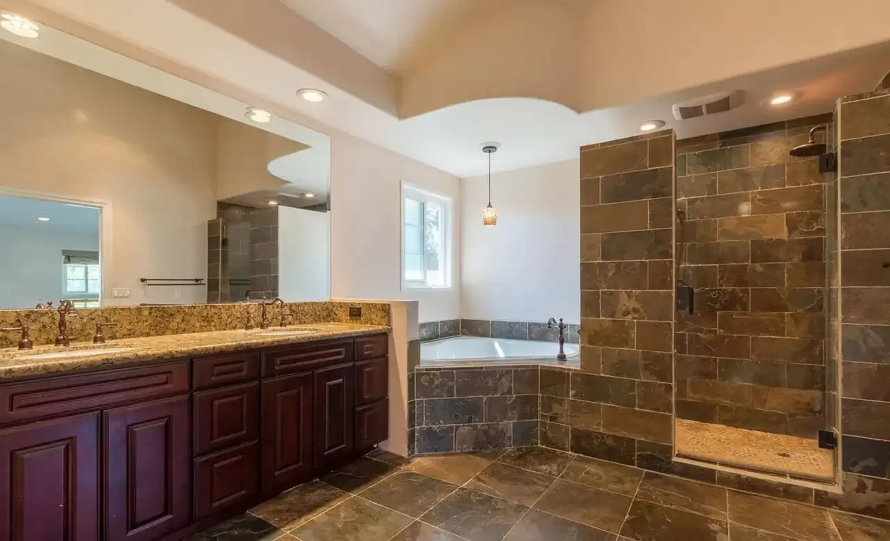 5 bed, 3024 sqft, $6,320 — Photo 4
