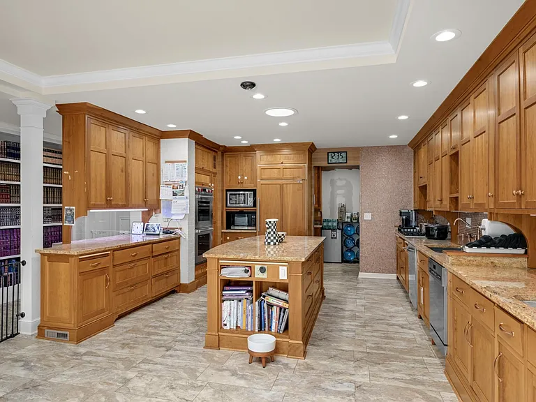 2837 Glenhurst Ave — Photo 9