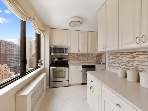 300 East 54th Street 22H image 2 of 10