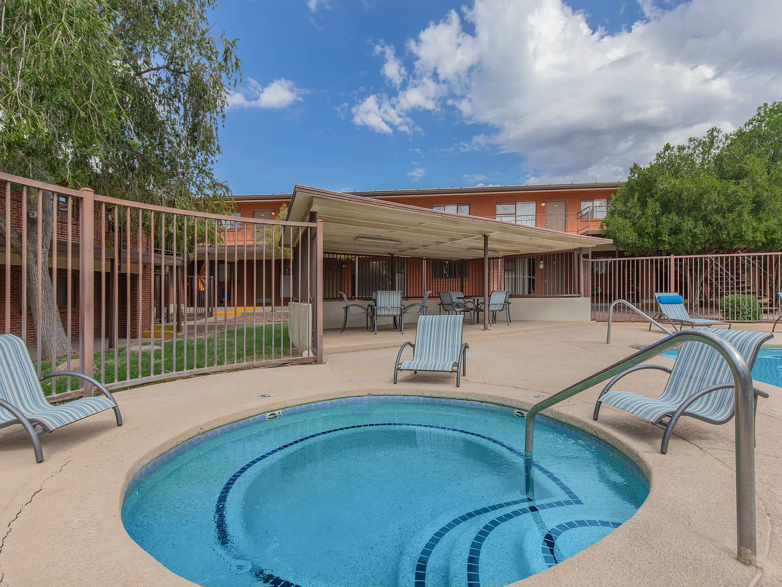 Country Club Apartments — Photo 2