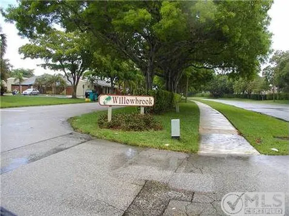 233 Meadows Dr, Boynton Beach, FL 33436