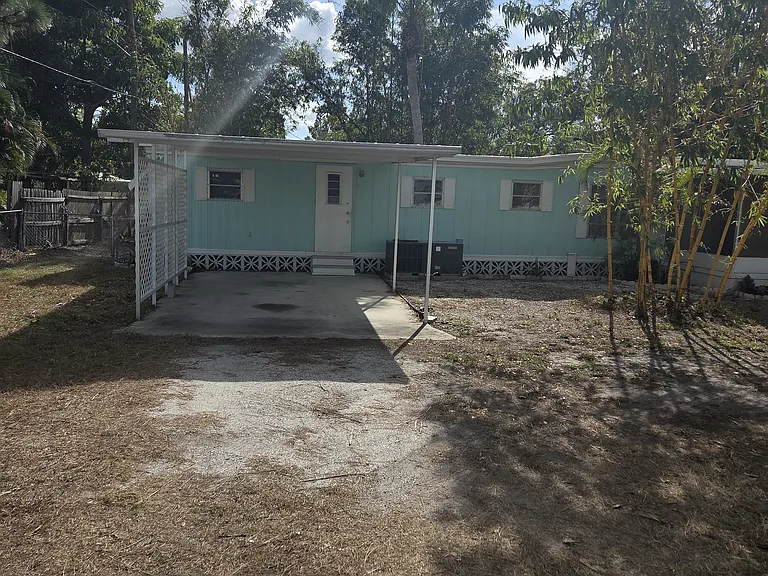 300 Pinewood Ave — Photo 4
