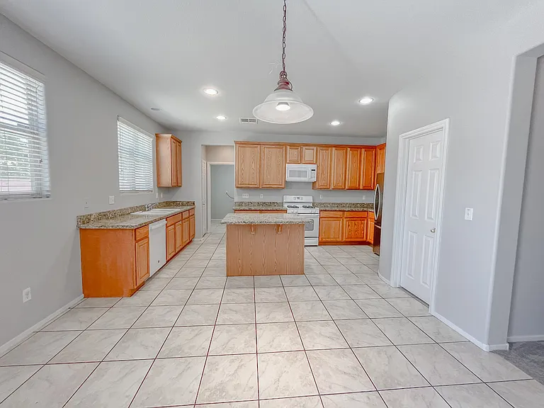 5646 Saint Elias St — Photo 21