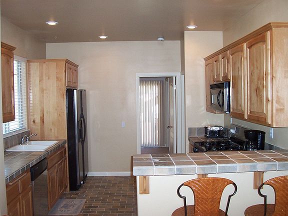 4th image of 1074 Sierra Ave