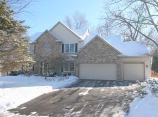 690 Lake Susan Hills Dr, Chanhassen, MN 55317