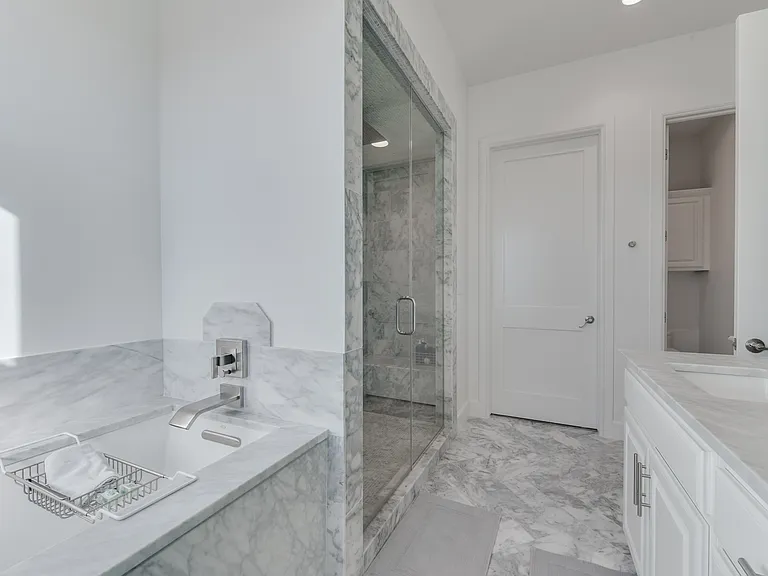 418 NE 2nd St — Photo 3