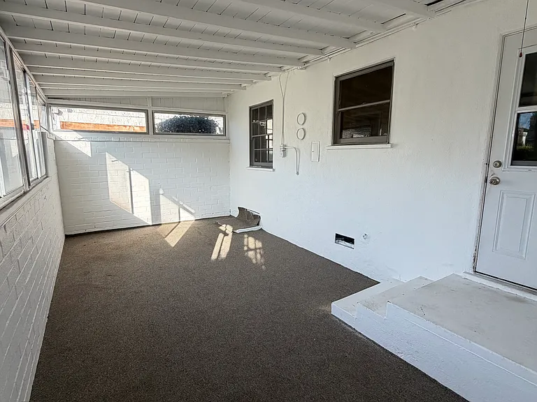 Attached sunroom/gameroom