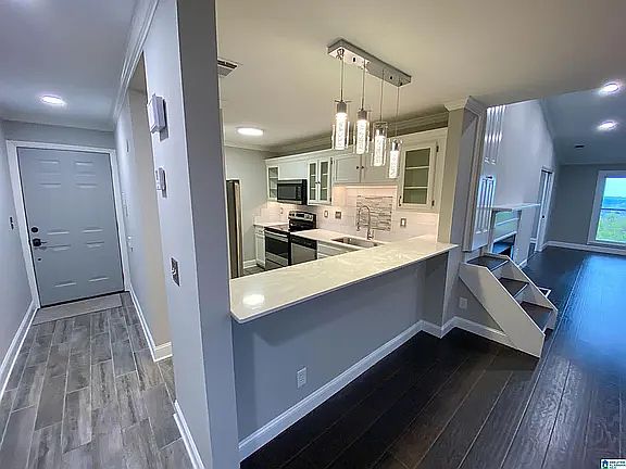 3rd image of 2455 Arlington Cres APT F