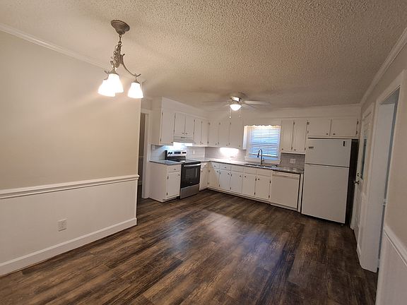 Kitchen w/ breakfast nook
