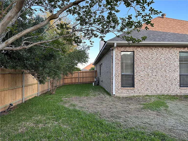 913 Delrey Dr — Photo 32