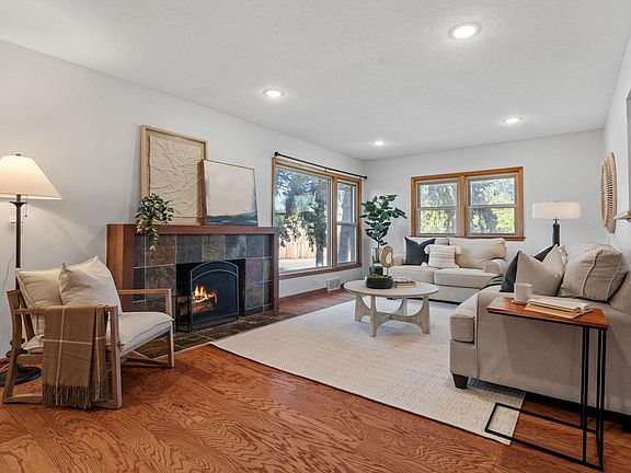 3rd image of 540 Lilac Dr N