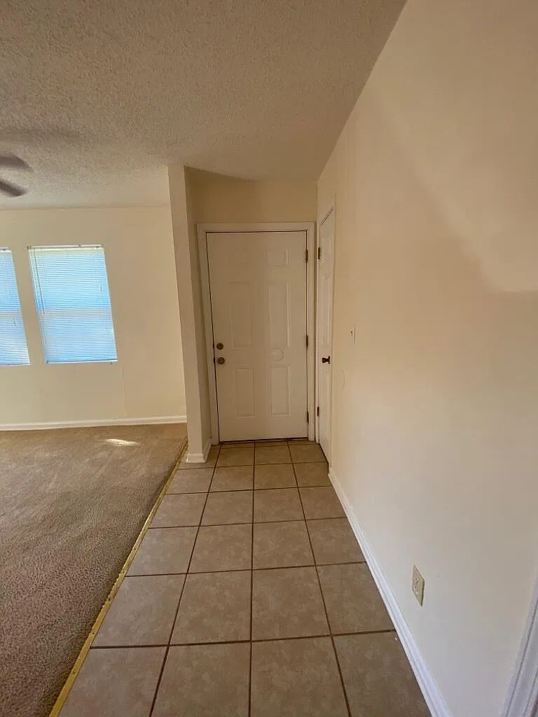 3 bed, 1.5 bath, 1130 sqft, $1,350 — Photo 2