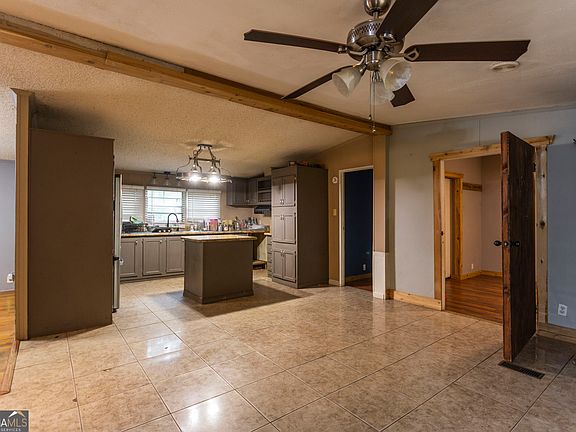 5th image of 106 Rock Ln