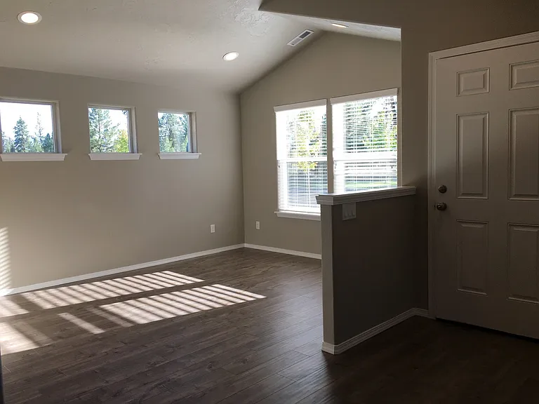 594 N Trinity Way — Photo 3