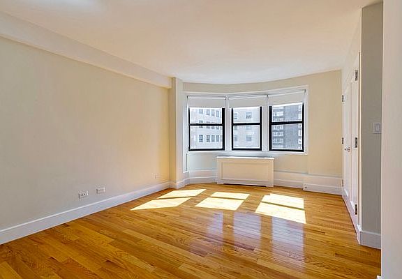 4th image of 220 E 31st St #3
