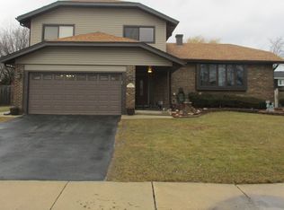 9026 Pine St, Orland Park, IL 60462