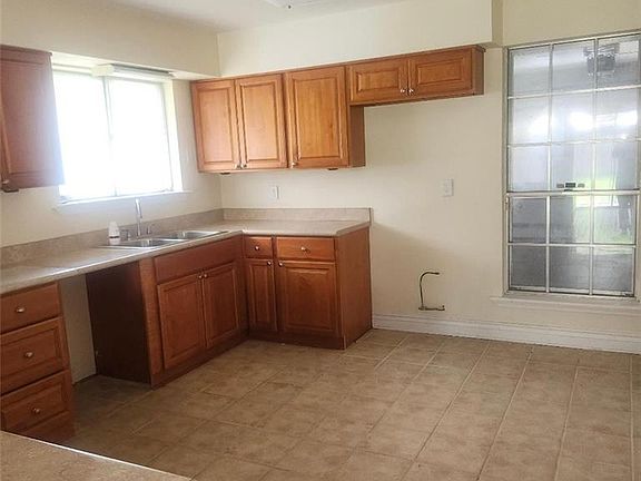 4th image of 4628 Saint Mary St