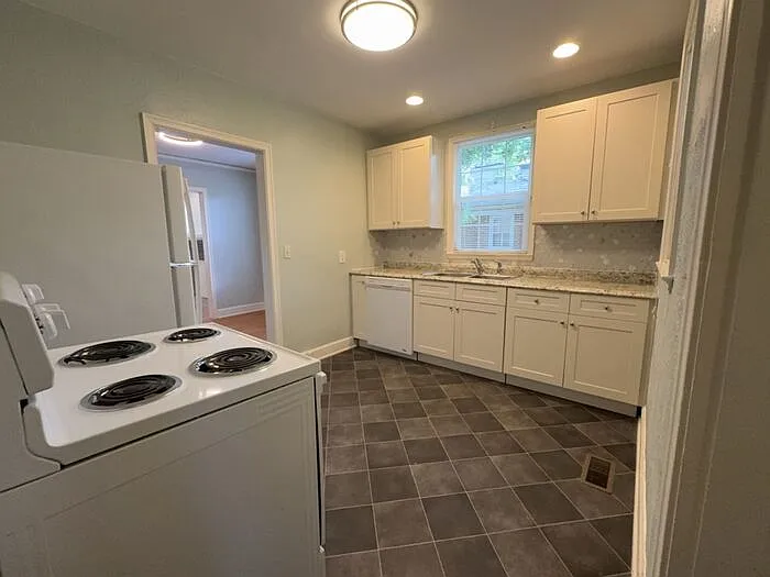 2944 Hope Ave — Photo 6