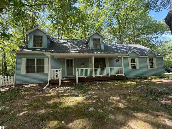 9463 Cunningham Ln, Traverse City, MI 49685