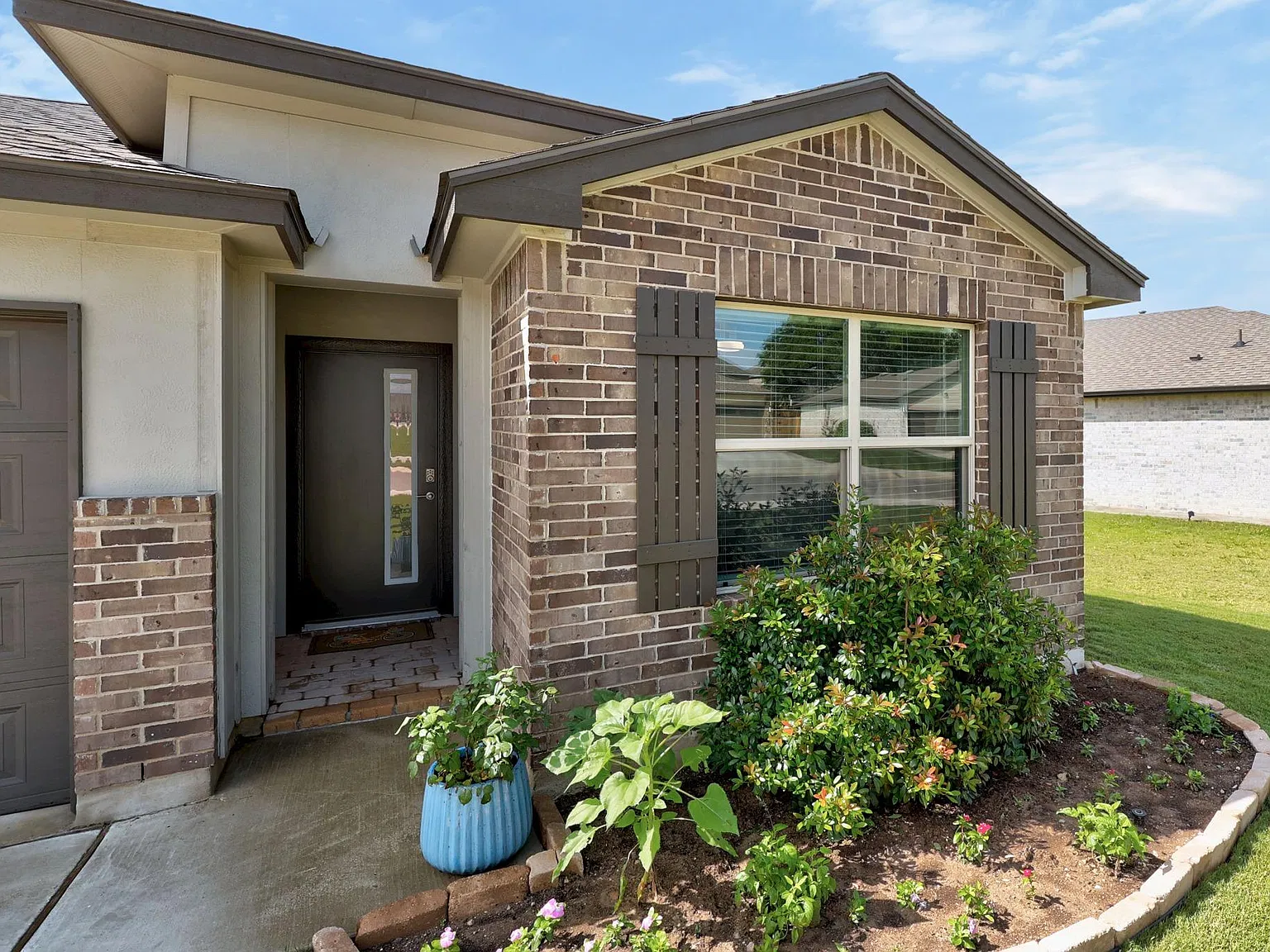 4 bed, 2.0 bath, 1825 sqft, $2,400 — Photo 2