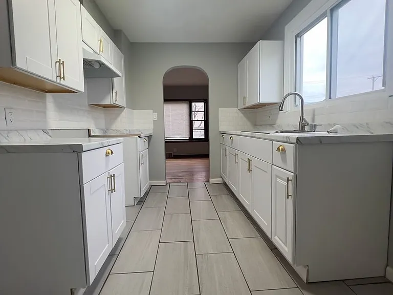 14027 S Mackinaw Ave — Photo 3