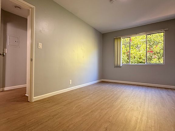4th image of 304 N Rossmore Ave #1B-1Ba-730Sqft