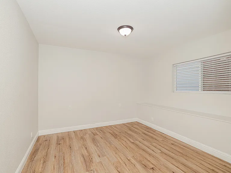 12-photo-Main-Bedroom-