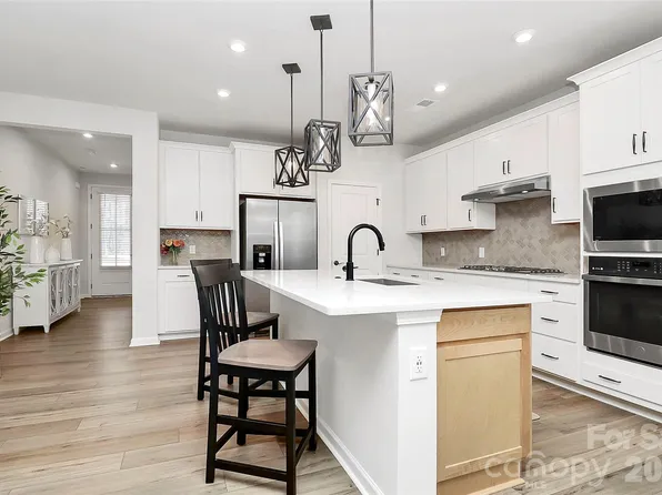 8137 Franklin Trail St, Charlotte, NC 28227