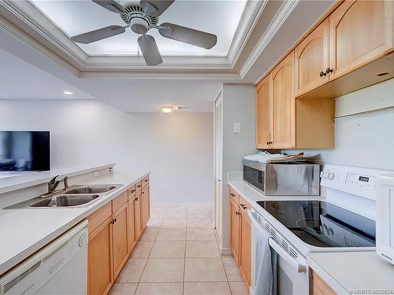5539 NE Gulfstream Way — Photo 11