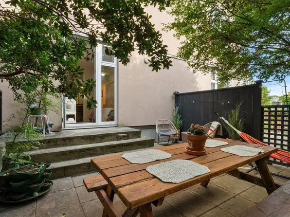 930 Yates St #208, Victoria, BC V8V 4Z3