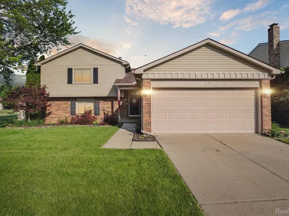 28132 Red Cedar Ct, Brownstown, MI 48183