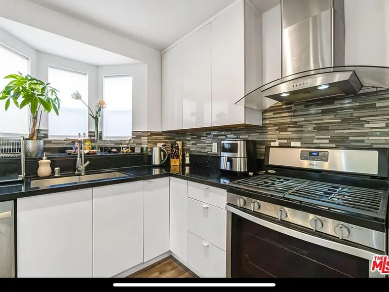 10915 Ayres Ave — Photo 6
