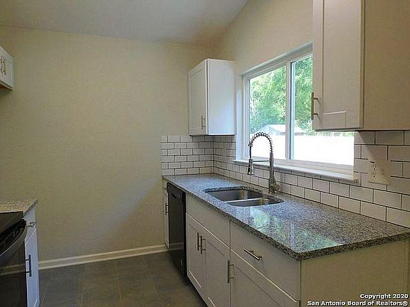 5th image of 3911 Chimney Springs Dr