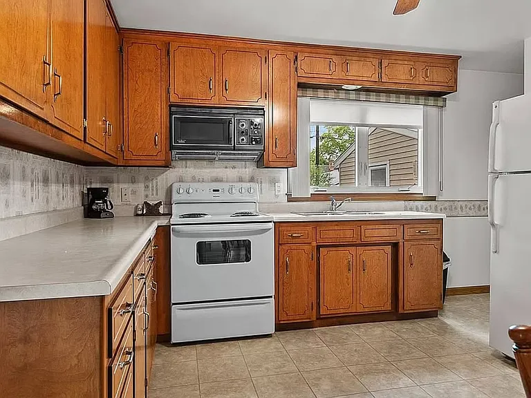 1586 Edison St — Photo 4