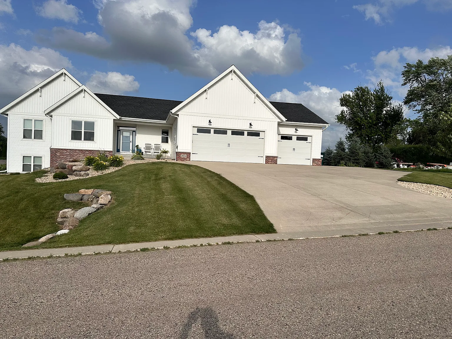 5 bed, 3500 sqft, $4,600 — Photo 1